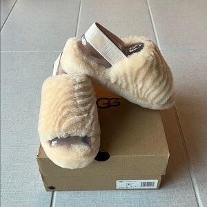 Brand New UGG Fluff Yeah Wavy Slipper Size 7 NIB. Peach Fuzz color.